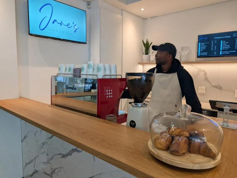 dixie jane craft cannabis de waterkant shop counter budtender 768x578